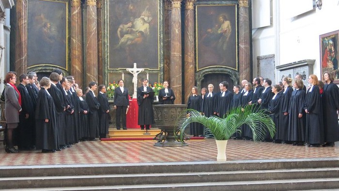 Ein Kirchenchor singt in einer prächtigen Kirche