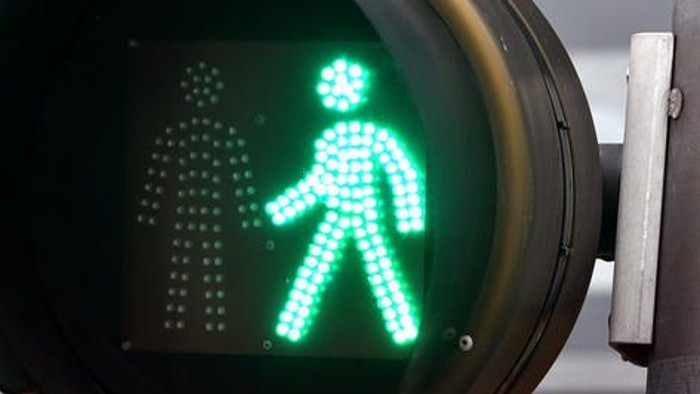 Die Ampel zeigt grünes Fußgänger-Symbol.