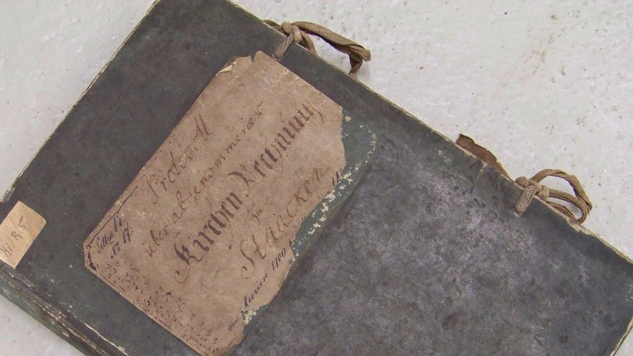 Altes Buch mit abgegriffener Ledereinband und handgeschriebenem Etikett