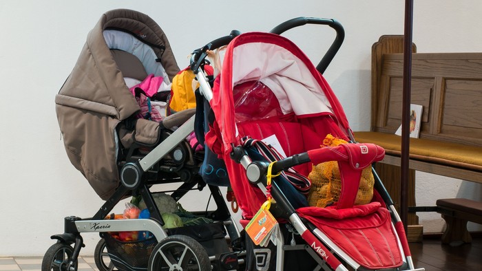Zwei Kinderwagen mit Spielzeug und Decken in einem Raum