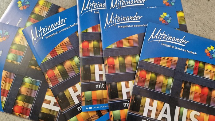 Mehrere Hefte der Zeitschrift 