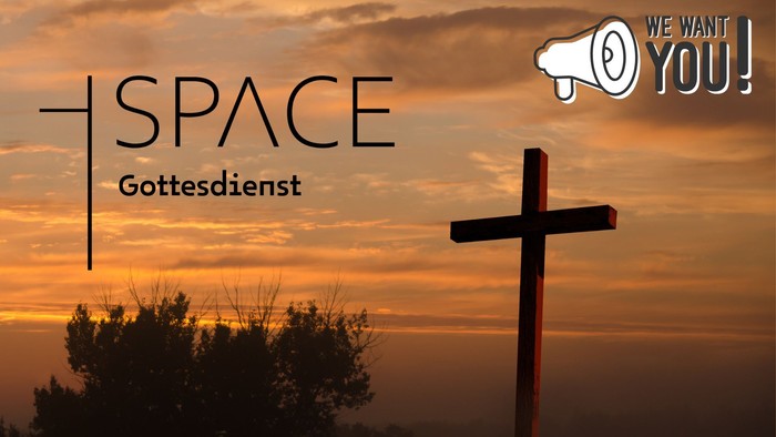 Ein Kreuz vor Sonnenuntergang mit Text "SPACE Gottesdienst" und "WE WANT YOU!".