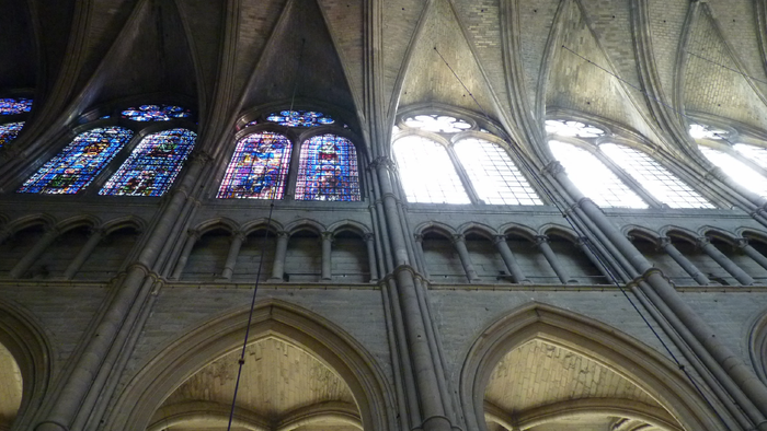 Gotische Kathedrale mit hohen Bögen und bunten Glasfenstern