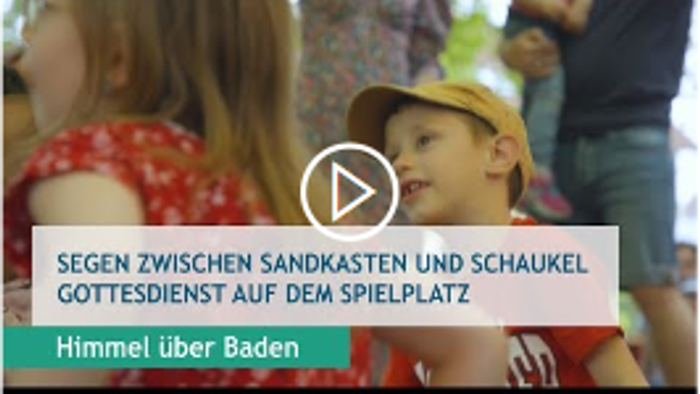 Frau mit Sandkasten und Schaukel im Garten, Kind spielt.