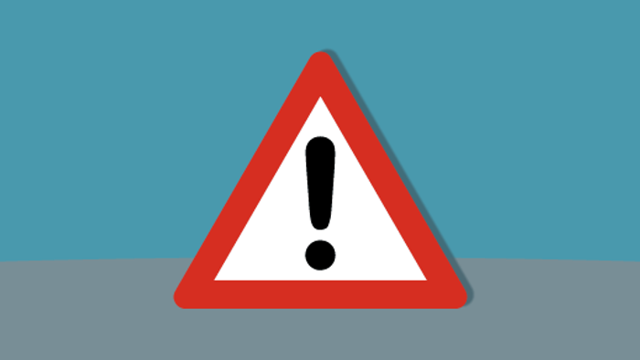 Achtungsschild auf blauem Hintergrund.