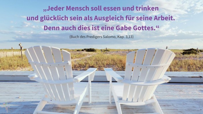 Zwei weiße Strandstühle auf Holzdeck mit Blick auf Strand und Meer, begleitet von Bibelzitat.