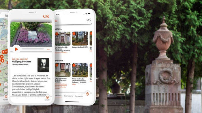 Bildschirm eines Smartphones mit verschiedenen Apps und Skulpturen im Hintergrund