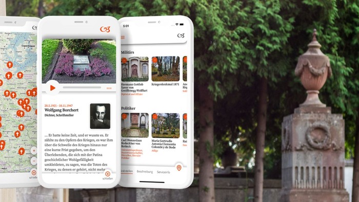 Bildschirm eines Smartphones mit verschiedenen Apps und Skulpturen im Hintergrund