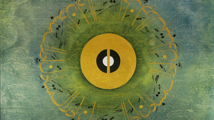 Das Bild zeigt ein goldenes, kreisförmiges Design auf grünem Hintergrund in einem schwarzen Rahmen