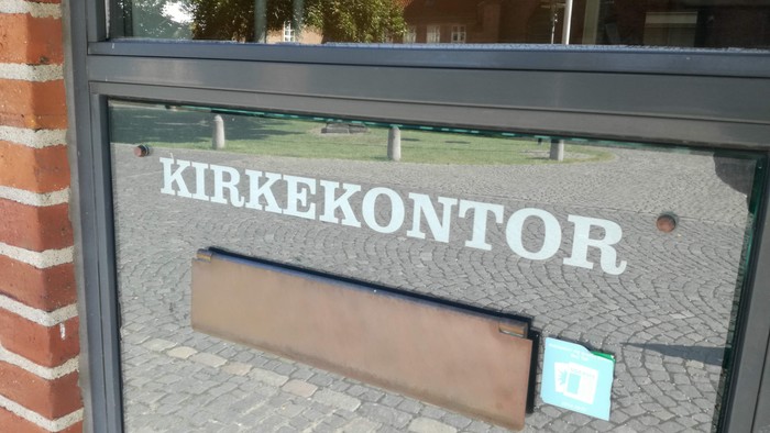 Glassdør med teksten