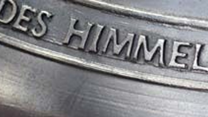 Die Inschrift lautet "DES HIMMELS GLANZ, UND DER".