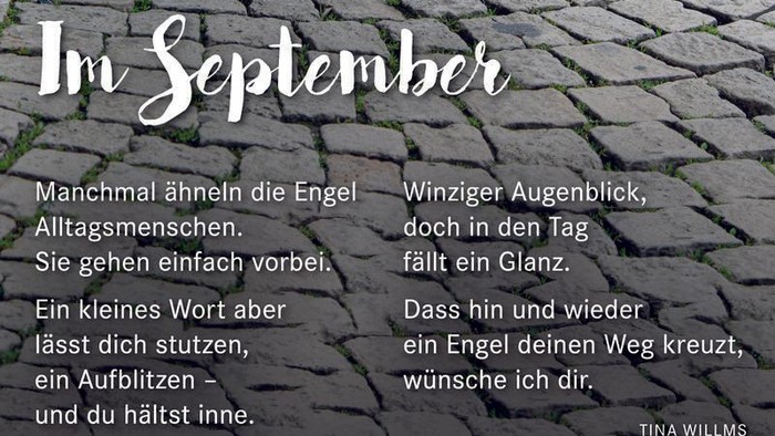 Im September: Kinder stehen auf Kopfsteinpflaster, Schuhe und Gedichte