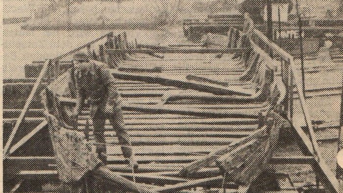 Artikel über die Rettung der Lastkahns 'Wertvoller Lastkahn jetzt an Land'