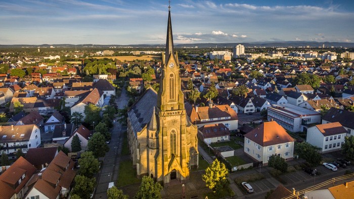 Ein Luftbild einer Stadt mit einer hohen Kirche im Zentrum