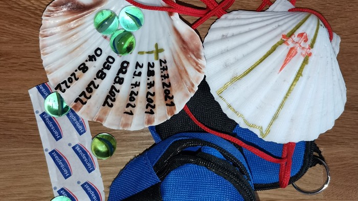 Meeresmuscheln mit bunten Perlen und Schlüsselanhänger