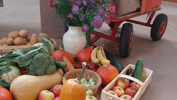 Verschiedene Gemüsesorten und Blumen auf einem Tisch