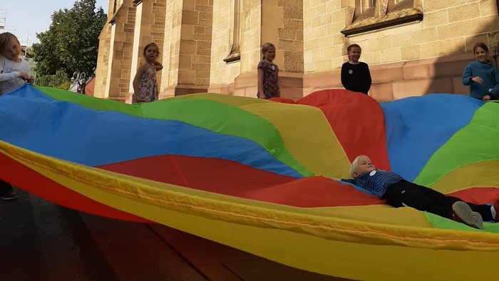Bunte Decke vor altem Gebäude