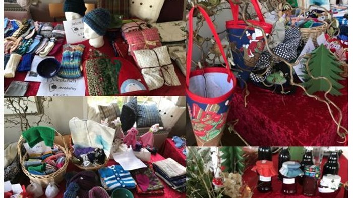 Billede af julemarked med mange håndværkede artikler og pynt