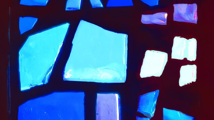 Buntes Mosaik aus blauen und weißen Glasstücken