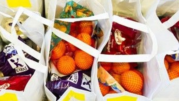 En masse pakker med frugt og grønnsaker.