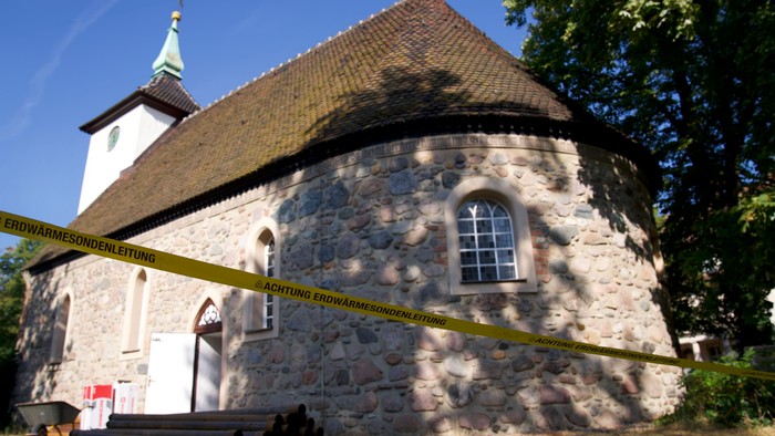 Kirchengrundstück abgesperrt, Bauarbeiten im Gange
