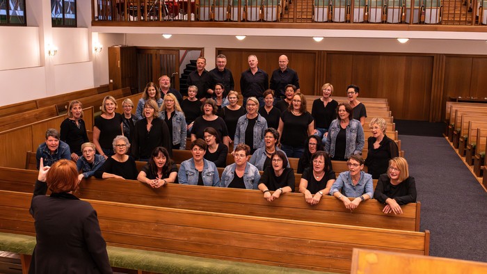 Eine Gruppe von Menschen posiert in einer Kirche für ein Foto.