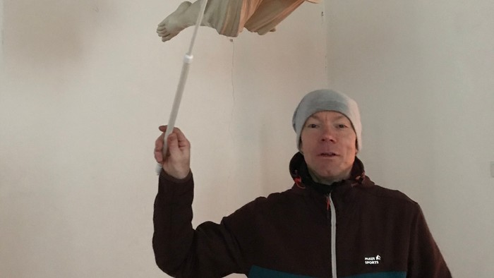 Mann hält buntes Kasperletheater-Puppen-Spielzeug