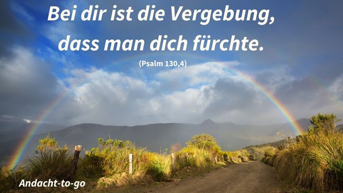 Bergige Landschaft mit Regenbogen und Himmel, dazu Bibelzitat in Deutsch