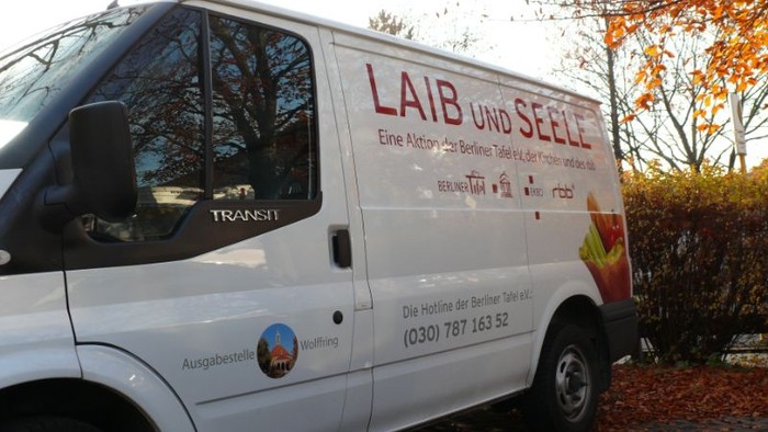 Weißer Transit-Van mit Aufschrift "Laib und Seele" auf der Seite.