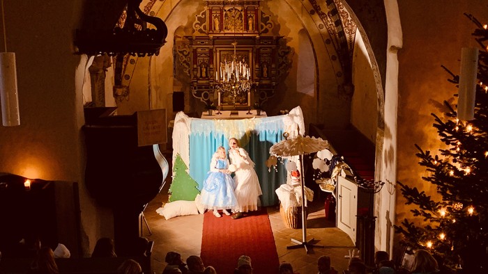 In der Kirche wird eine Krippe mit Figuren präsentiert.