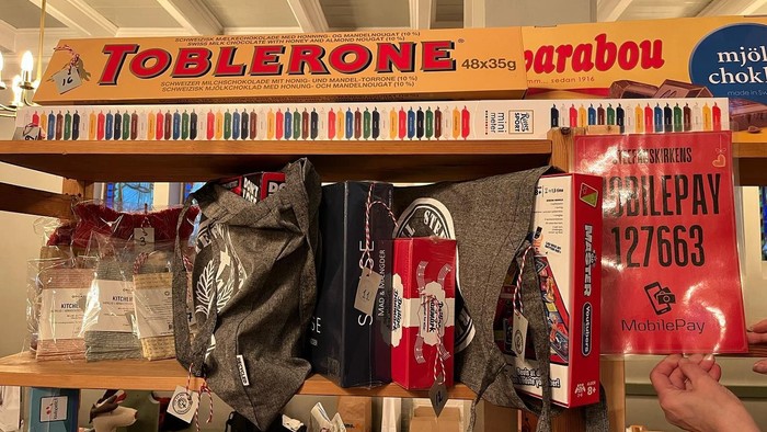 Person, der peger på en lotteriseddel i en butik.