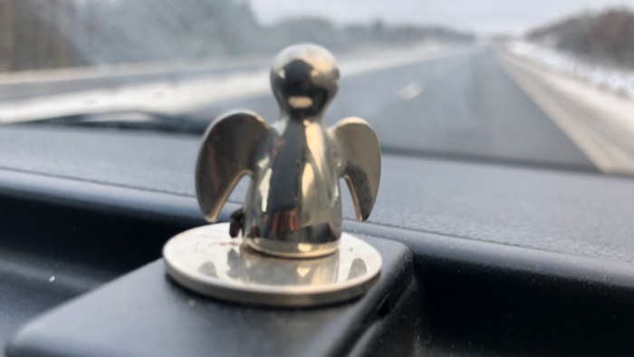 Ein Engel-Autoaufkleber ist auf der Windschutzscheibe eines Autos angebracht.