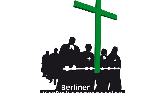 Ein grüner Kreuz mit Menschen, Berliner Karfreitagsprozession