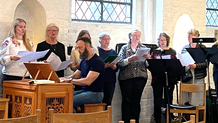 En kirke med en sanggruppe og en orgel.