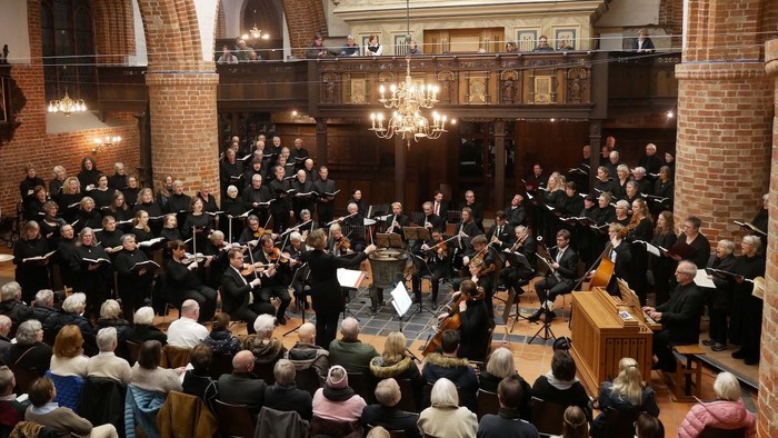Großer Kirchenchor singt vor vollem Publikum