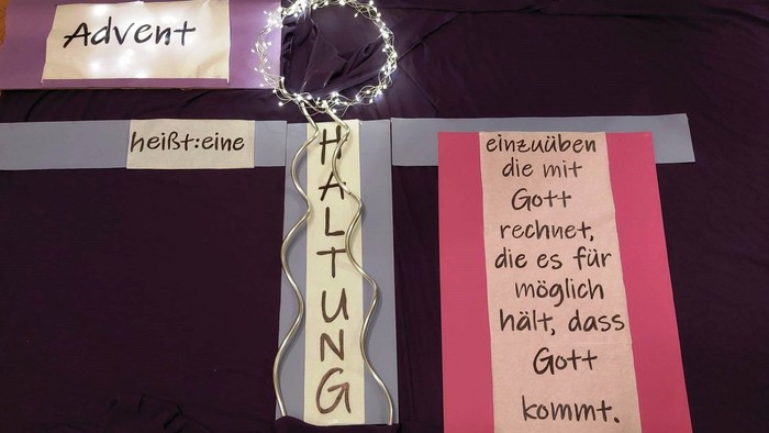 Adventkalender mit deutschen Sprüchen und Lichterkette