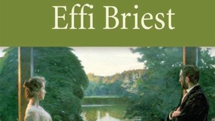 Das Bild zeigt einen Mann und eine Frau in eleganter Kleidung auf einem Balkon mit Blick auf einen Park.