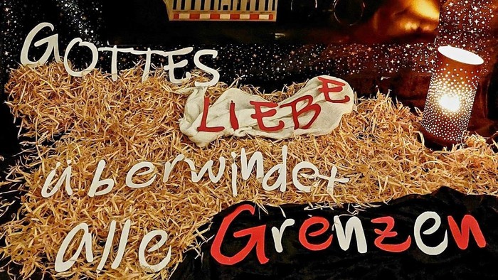 Weihnachtsdekoration mit Kerzen und Texten