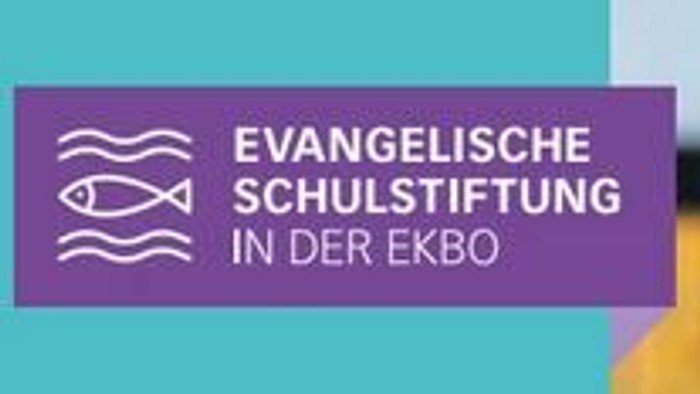 Logo für die Evangelische Schulstiftung in der EKBO mit Fisch und Text auf blauem Hintergrund.
