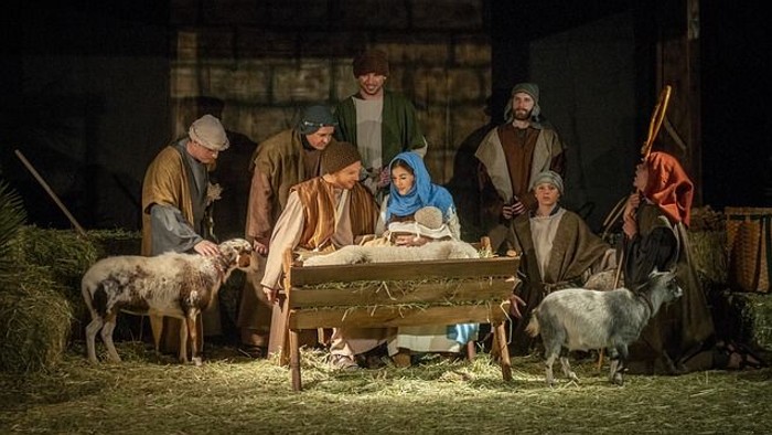 Eine lebende Krippe stellt die Geburt Jesu mit Hirten, Tieren und der Heiligen Familie dar.