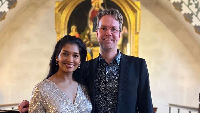 En mand og en kvinde står sammen i en kirke.