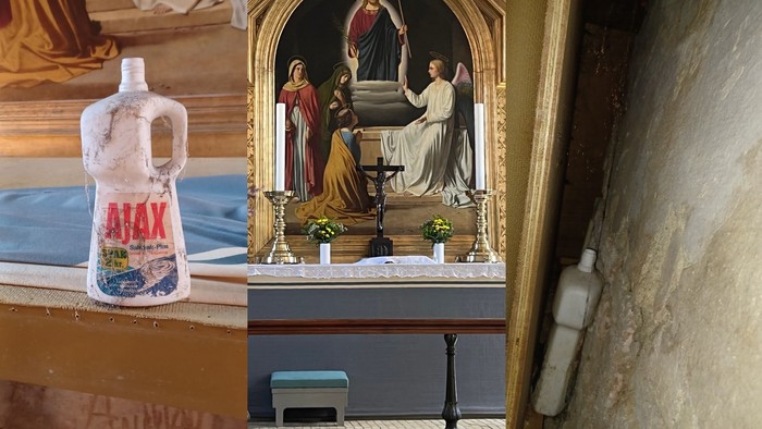 En flaske af Axax stærke rengøringsmiddel er placeret foran et alter med religiøse malerier