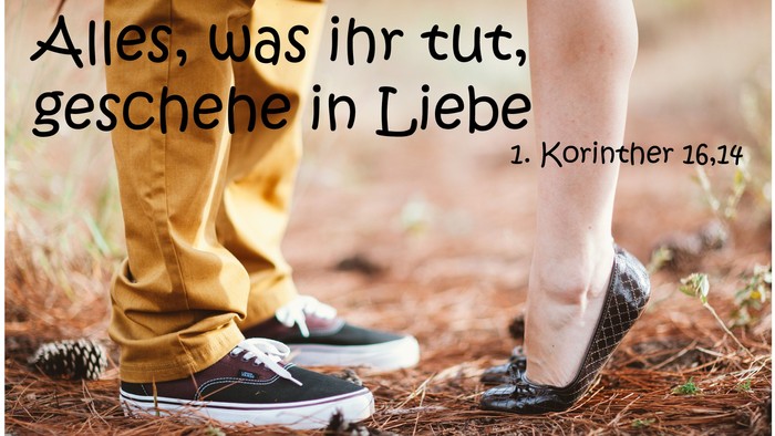 Zwei Personen stehen auf Waldboden, Text in Deutsch und Bibelzitat