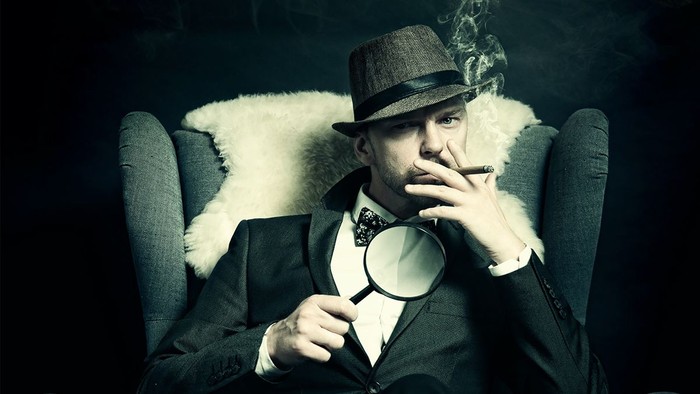 Ein Mann in Anzug und Hut raucht eine Zigarre und hält ein Fernglas.