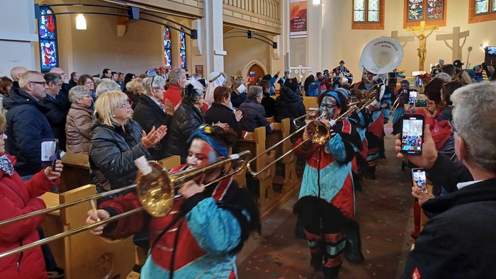 Eine Kirchenband spielt vor einem Publikum in einer Kirche.