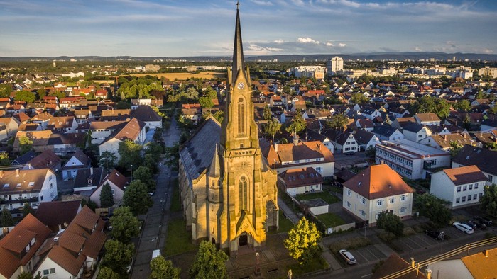 Ein Luftbild einer Stadt mit einer hohen Kirche im Zentrum