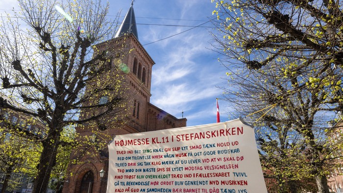 Skilt foran kirke med teksten 