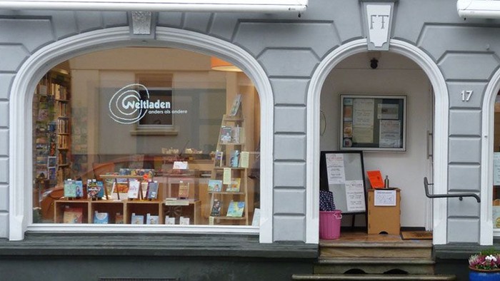 Zwei Ladengeschäfte mit großen Schaufenstern und Einblick in den Innenraum