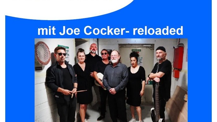 Eine Gruppe von Musikern um Joe Cocker posiert mit Instrumenten