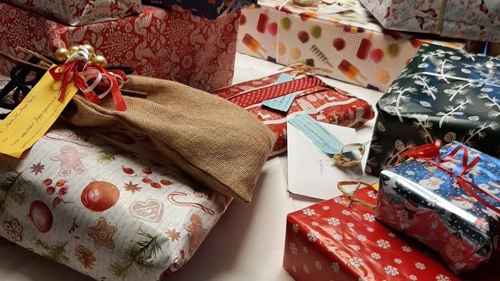 Viele bunt verpackte Geschenke auf dem Boden